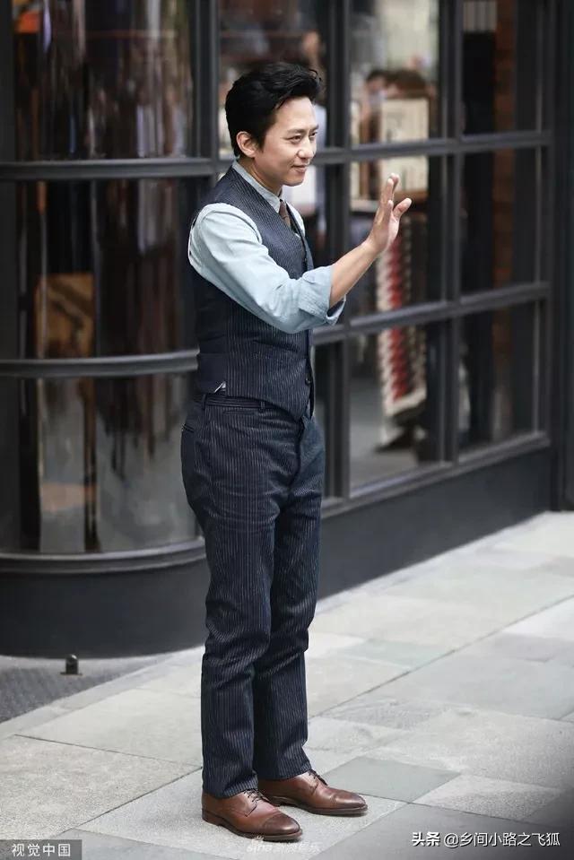 邓超西装革履亮相 面带微笑挥手致意