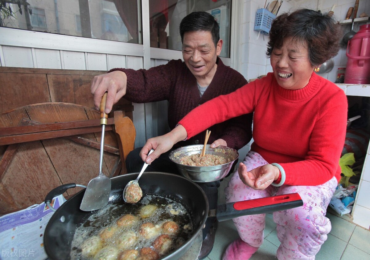 “新型过年方式”受年轻人欢迎，回谁家不再是问题，老人表示理解