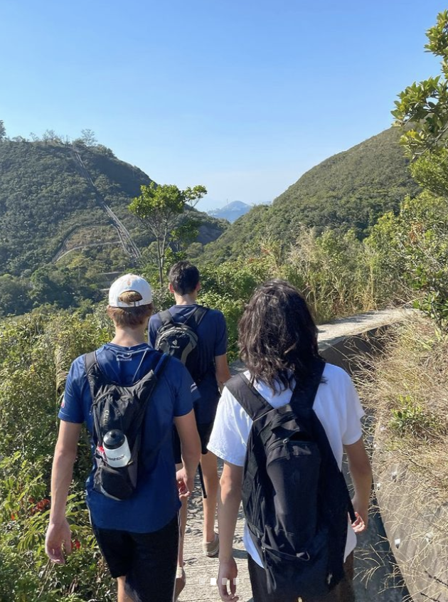 袁咏仪儿子晒登山照，15岁魔童戴墨镜超帅气，彰显张智霖优秀基因