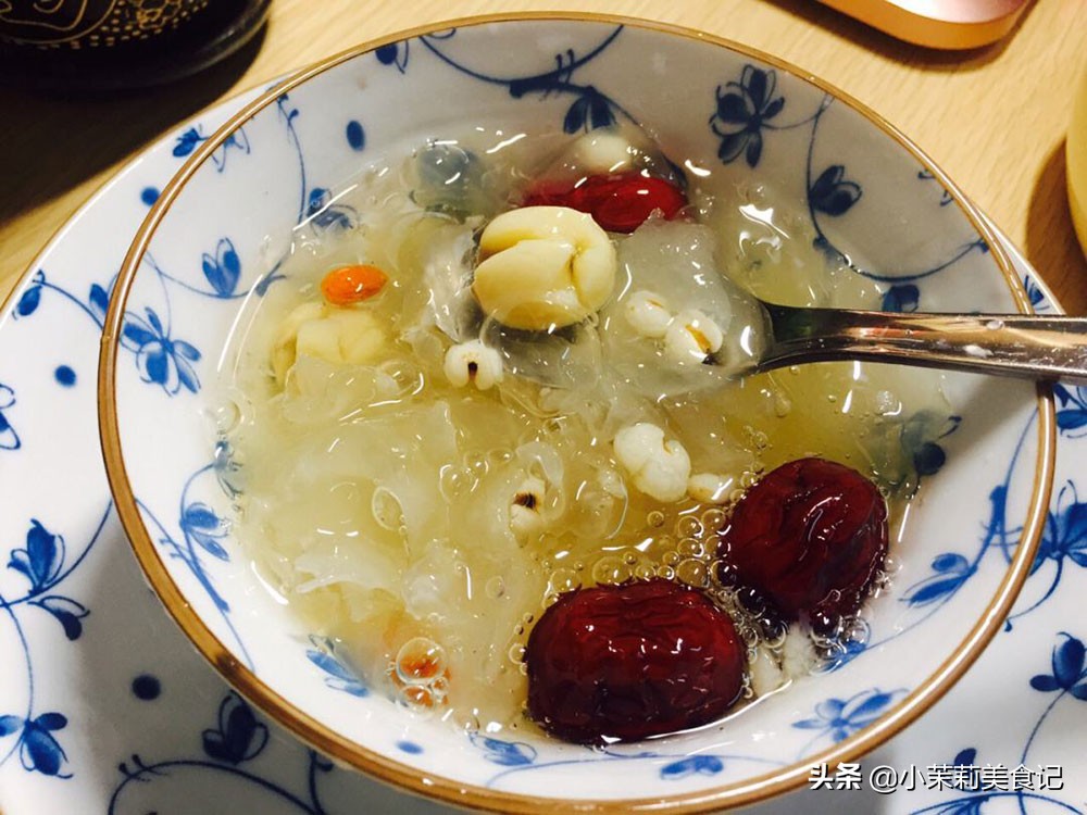 女人25岁以后，别只会敷面膜，多吃“9种”食物，风采动人气色好