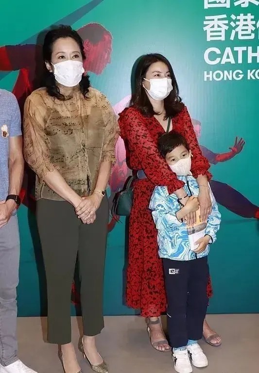 郭晶晶罕见与婆婆同现活动，她印花红裙温柔似水，婆婆一看就强势