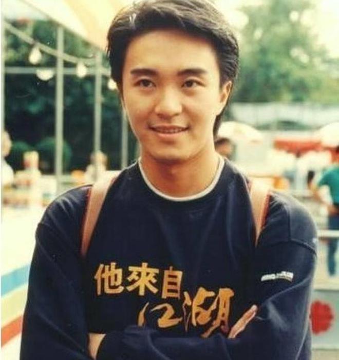 80年代参演20部剧，在TVB他跑了10年龙套，离开后夺得7次影帝提名