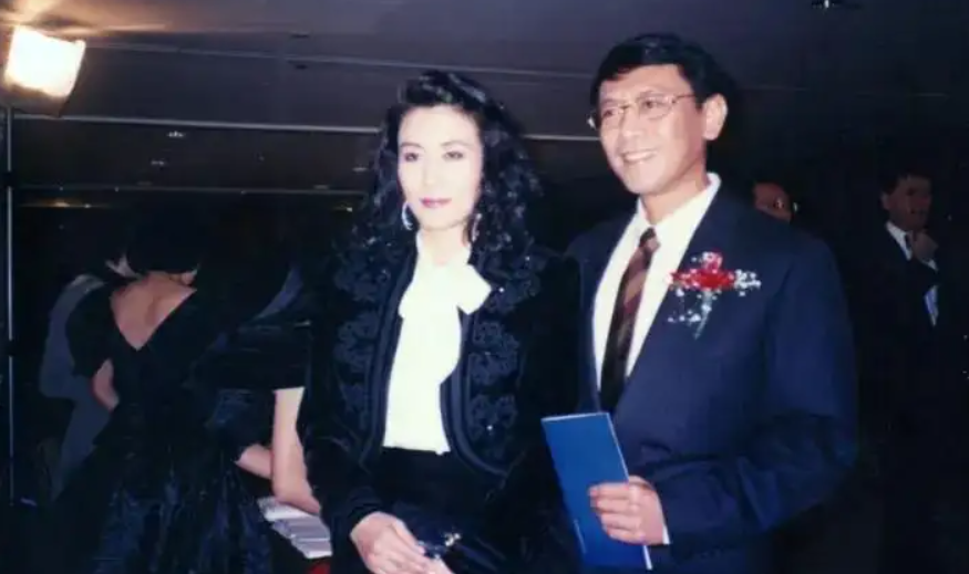 2002年"妖王"罗文去世,葬礼轰动全港,刘銮雄为何会被赶出灵堂