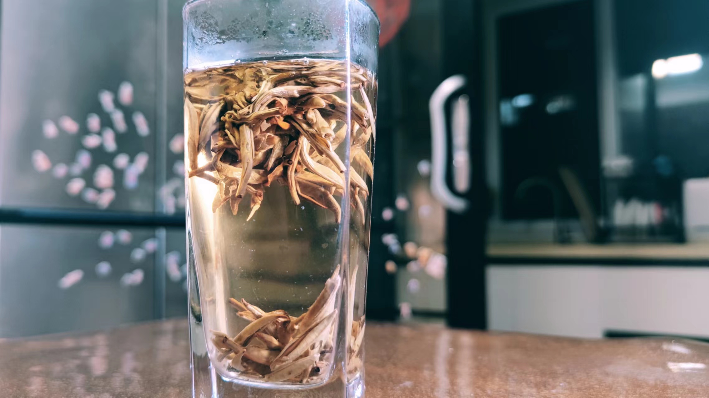 古树新芽，汤亮味甘，大有上吉白毫银针茶