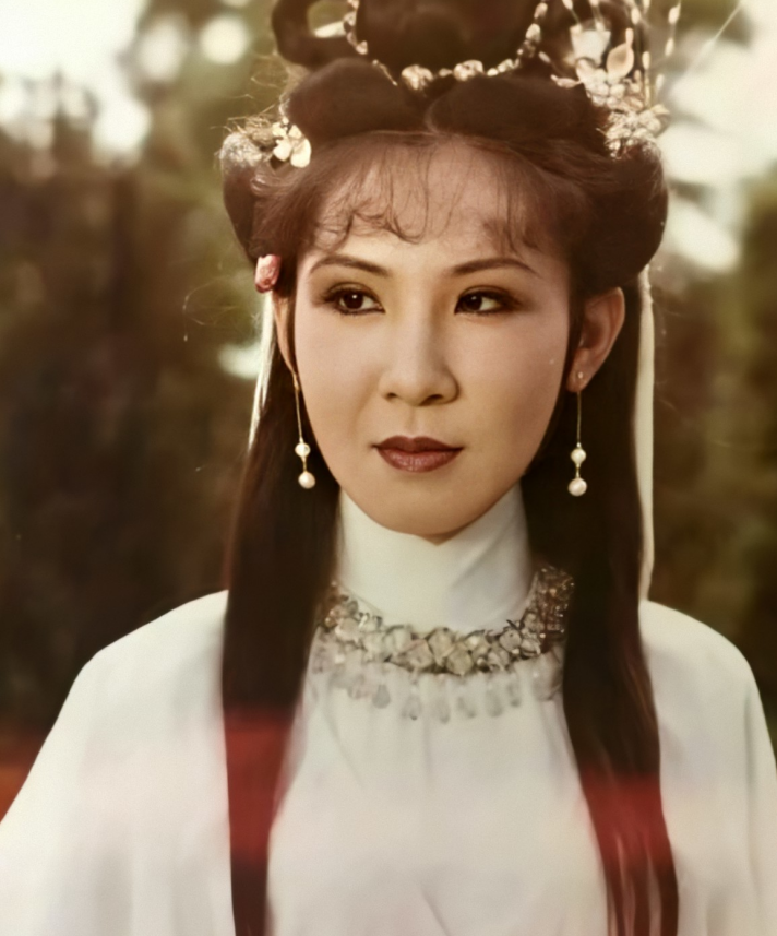 杨钧钧：当年的古龙御用女主惨遭群嘲，她经历了什么？