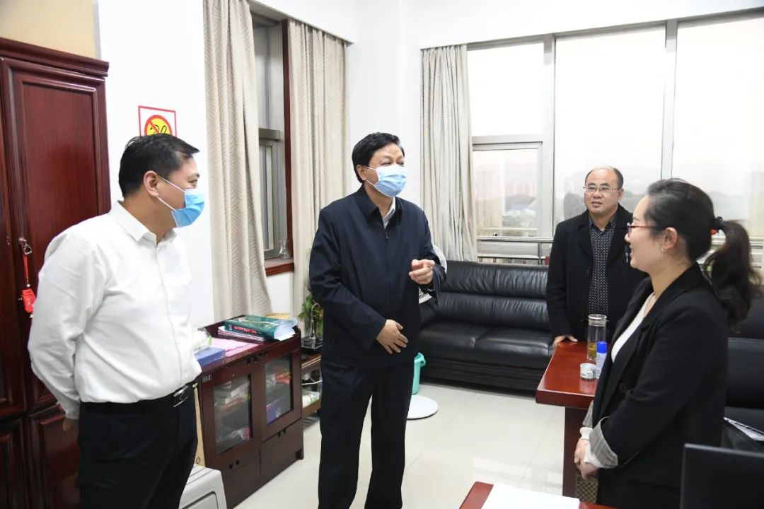 李万千在市财政局市发改委市工信局调研