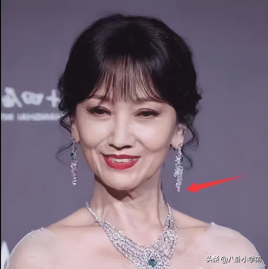 “不老女神”跌落神坛，年过50岁装少女，整容P图一个比一个厉害