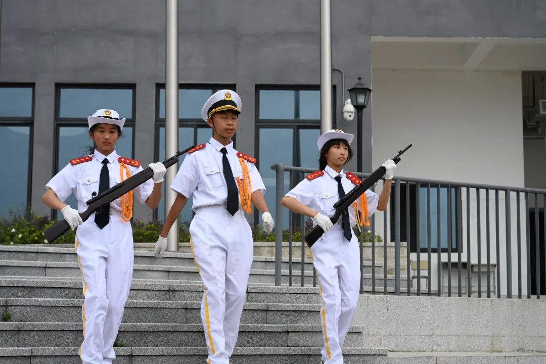 点亮心灵之灯 照亮人生之路｜新兴中学附属小学举行主题升旗仪式