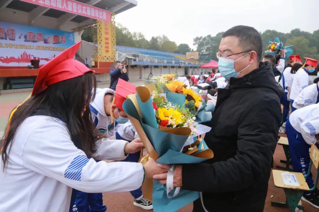 閬中中學(xué)舉行高三學(xué)生成人宣誓儀式(圖15) 閬中中學(xué)舉行高三學(xué)生成人宣誓儀式(圖15)