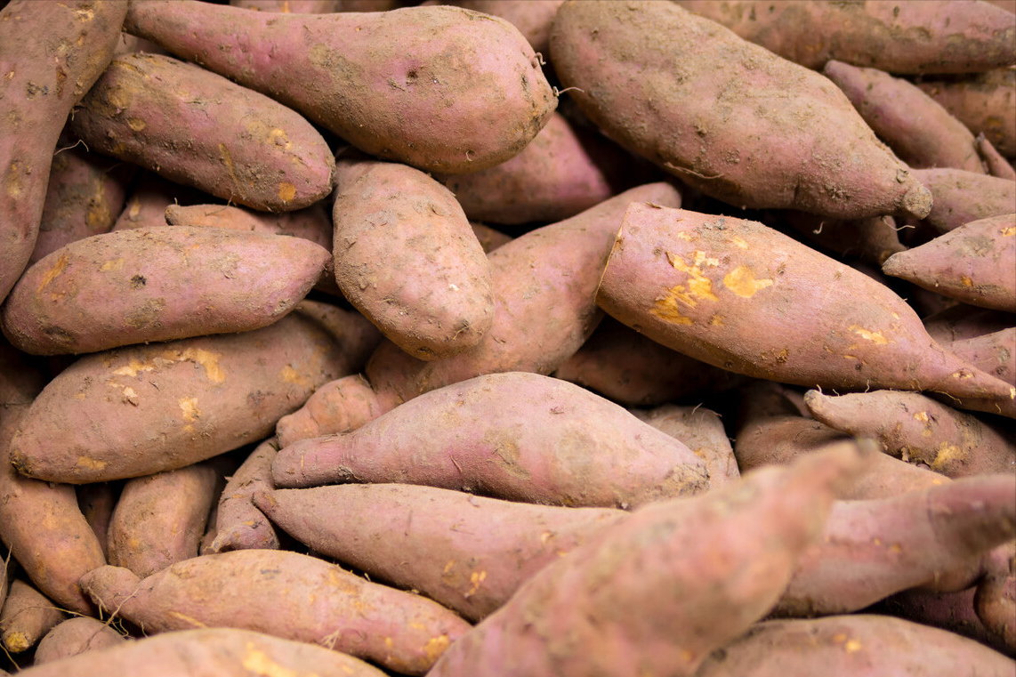 红薯不要随意放，巧用一招，保存半年不烂不发芽，越放越香甜