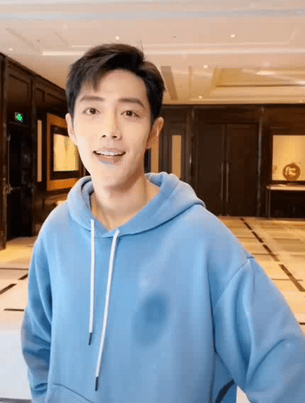 桃桃的一组生图,肖战的眼睛真好看,灵气逼人鲜花与少年绝配