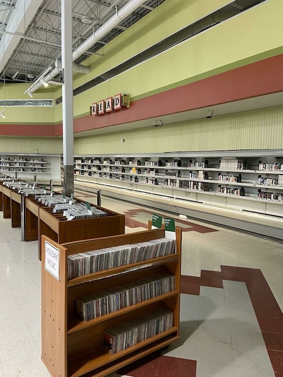 市里的图书馆在装修,书本被全搬到了一个旧超市新冠疫情爆发以后,这一