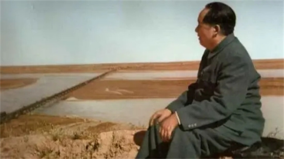 34岁的他，在参加开国大典时站在伟人身边，后来担任44年副国级