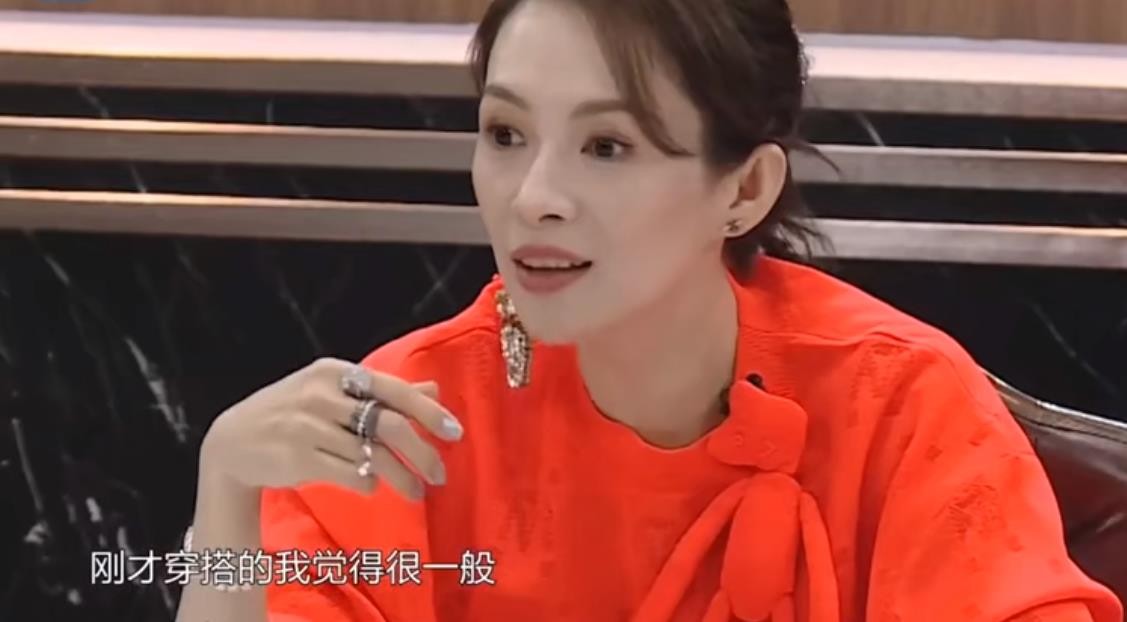 曾在JYP进出道组，后因膝盖受伤退出，参加内娱选秀圈粉无数