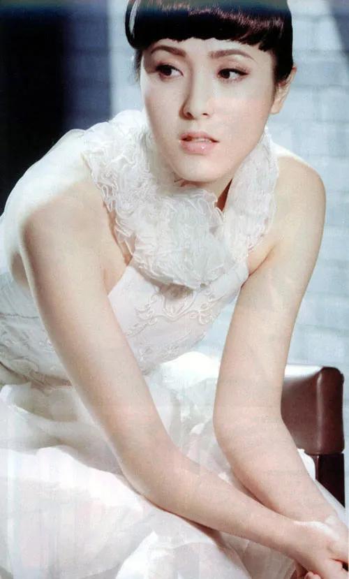 明明是绝色，怎么拍出这么丑的照片，妆容难看，用的是丑颜相机吗