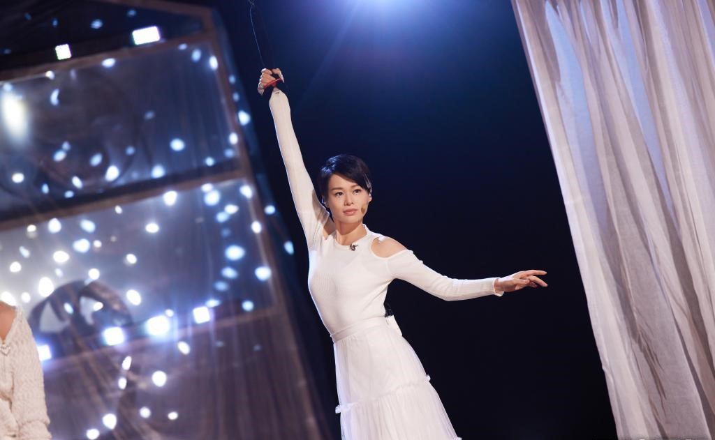 胡杏儿吊威亚表演伤痕累累 众姐姐素颜排练获赞皮肤靓