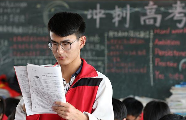 儿子立志要考清华北大，妈妈却在一旁无情嘲讽：你能考上猪都上树