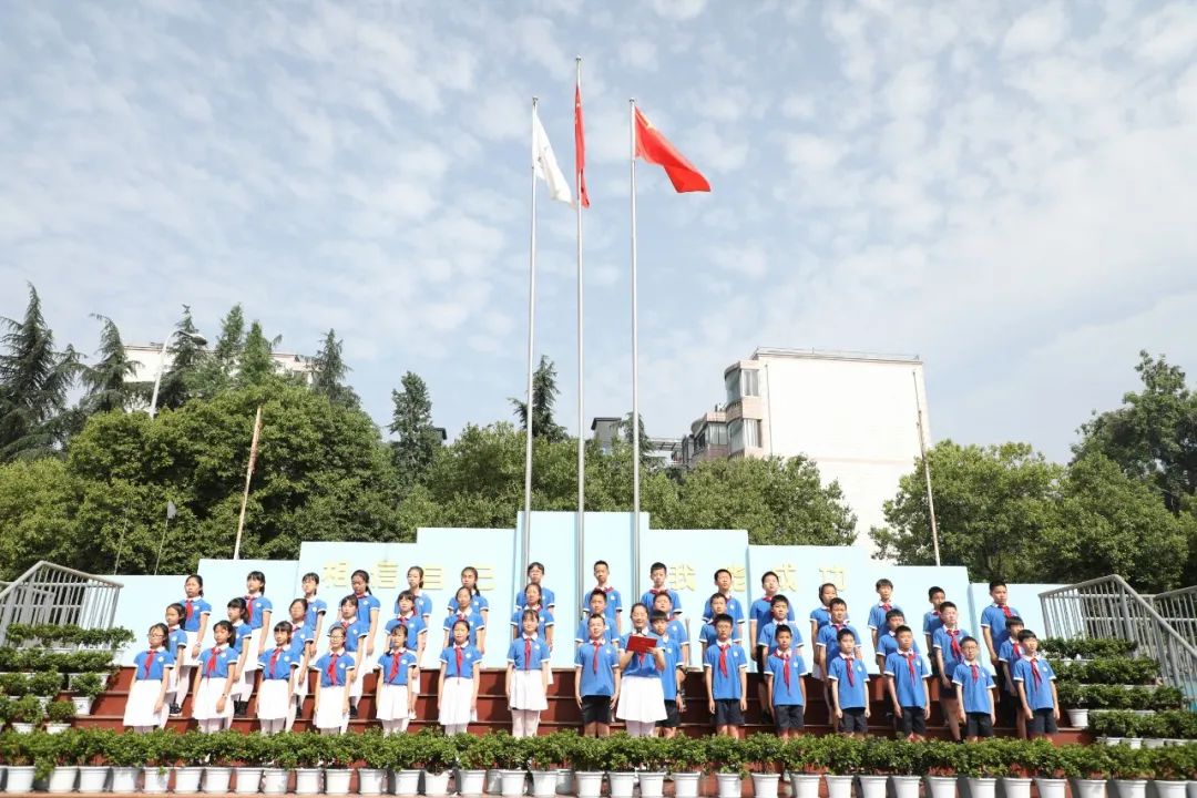 成都市双流区棠湖小学举行“交通安全主题”升旗仪式
