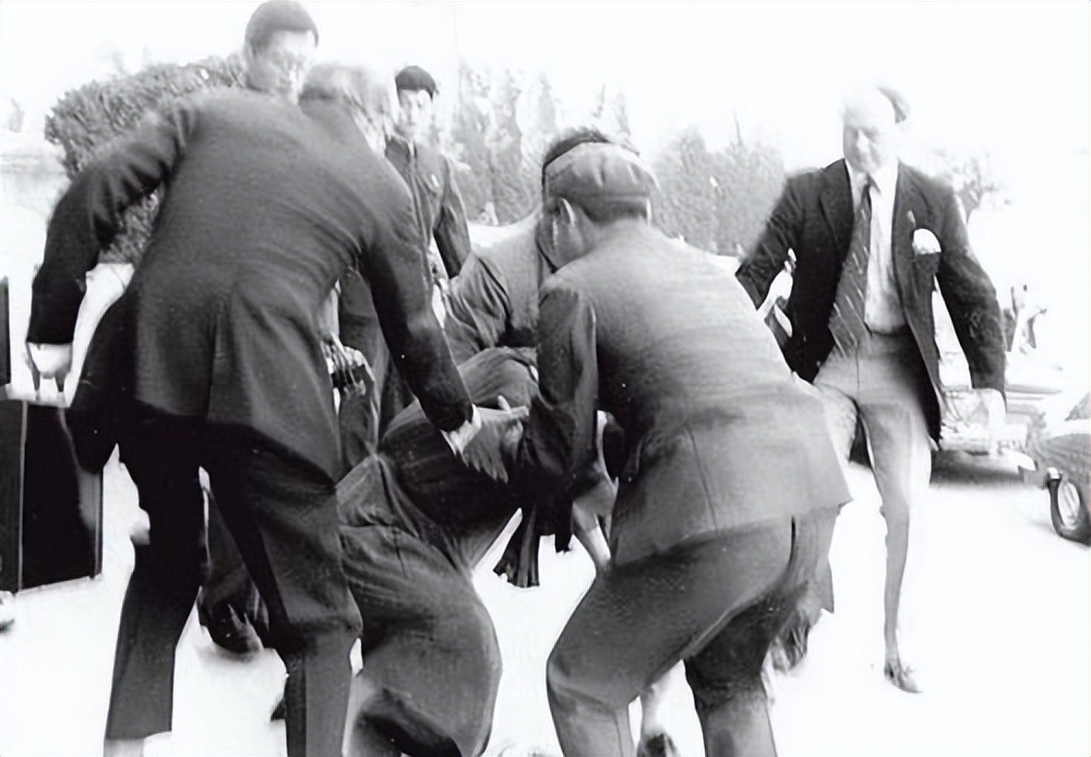 1961�꣬Ӣ����48ö�˵�͵���¼��£����ը�й���Ϊ�����շ�����