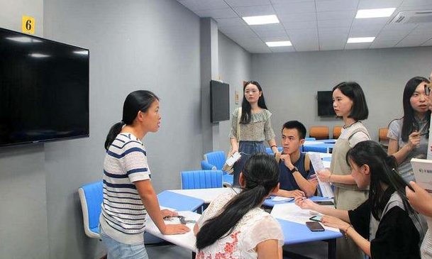 23岁的211本科生，毕业后为何选择去学校当保安？原因揭露现状