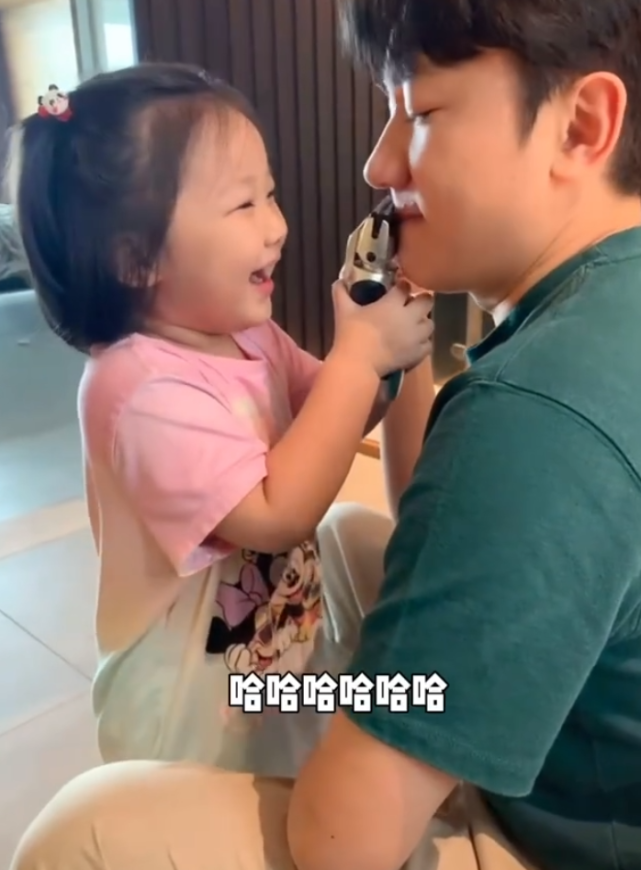 李亚男晒3岁女儿萌照，gabby站圣诞树前嘟嘴卖萌凹造型，好可爱