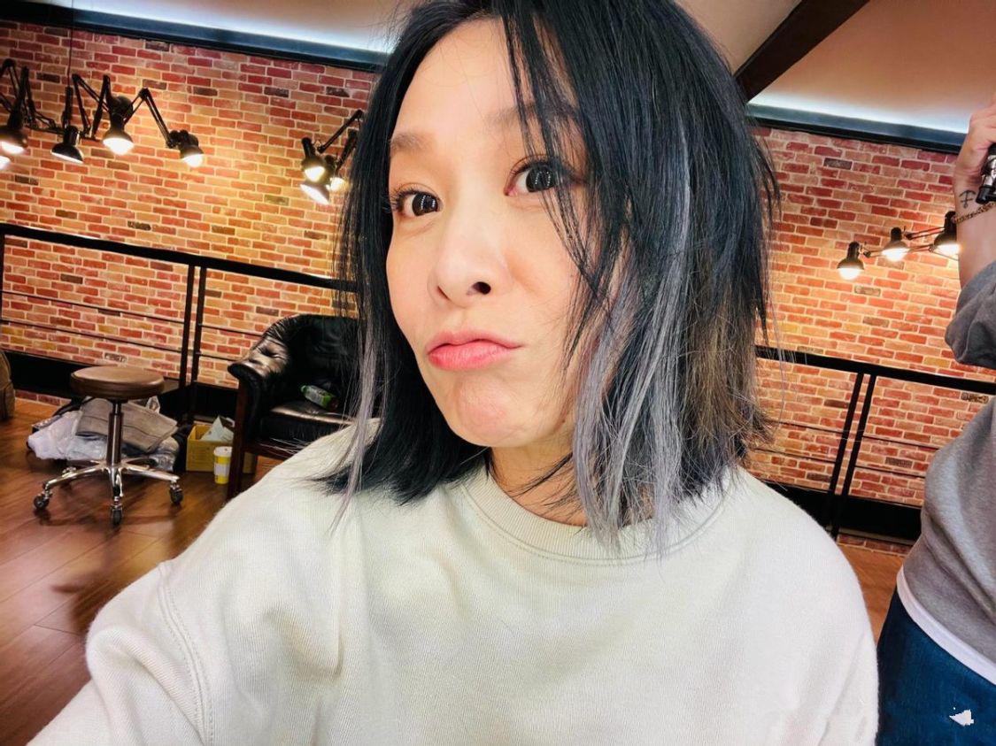 刘若英嘟嘴自拍，53岁还很纯真的漂亮，就算皱纹多也看着舒服的