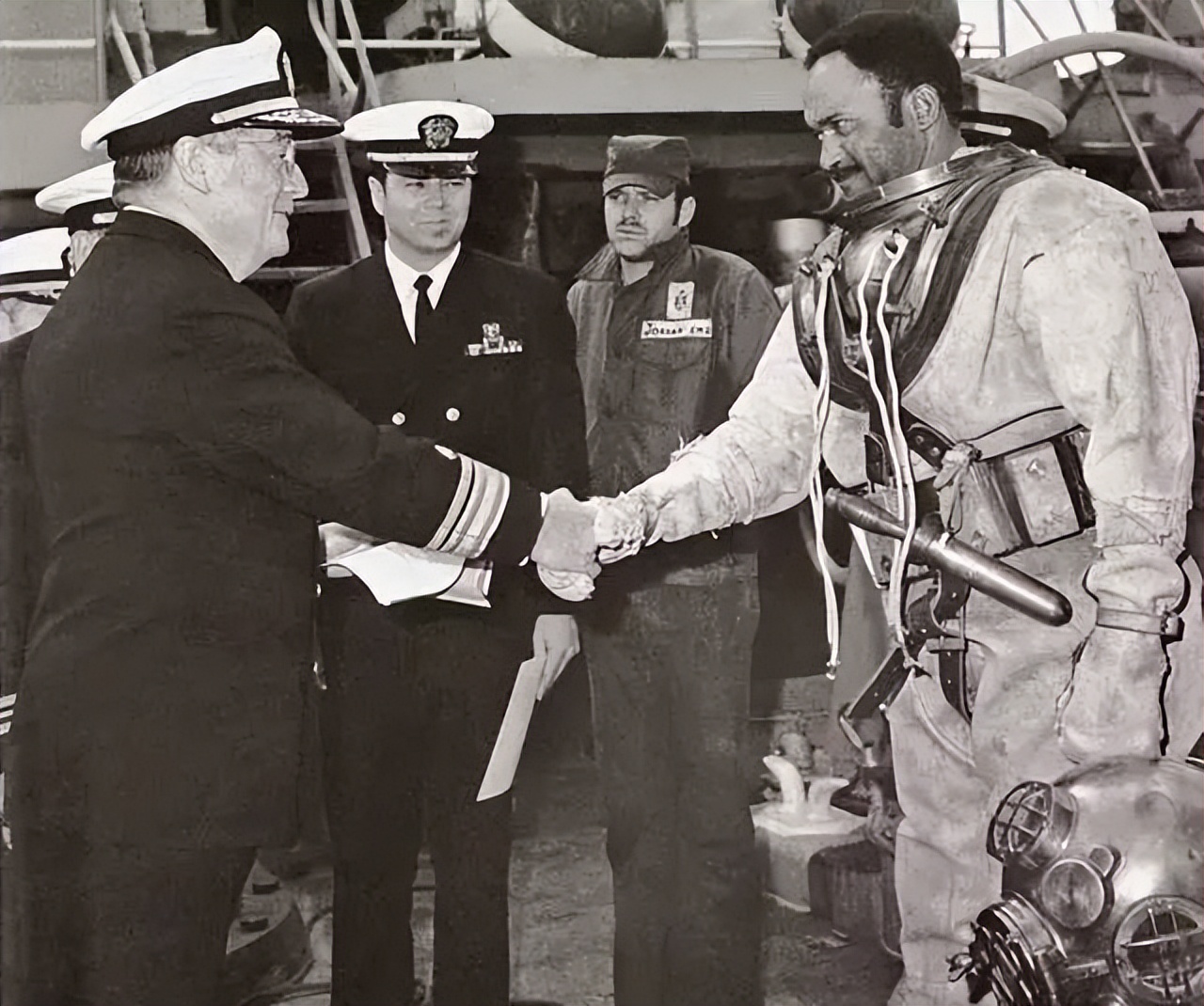 《怒海潜将》德尼罗古丁演技炸裂！不亚于狂风暴雨的袭击