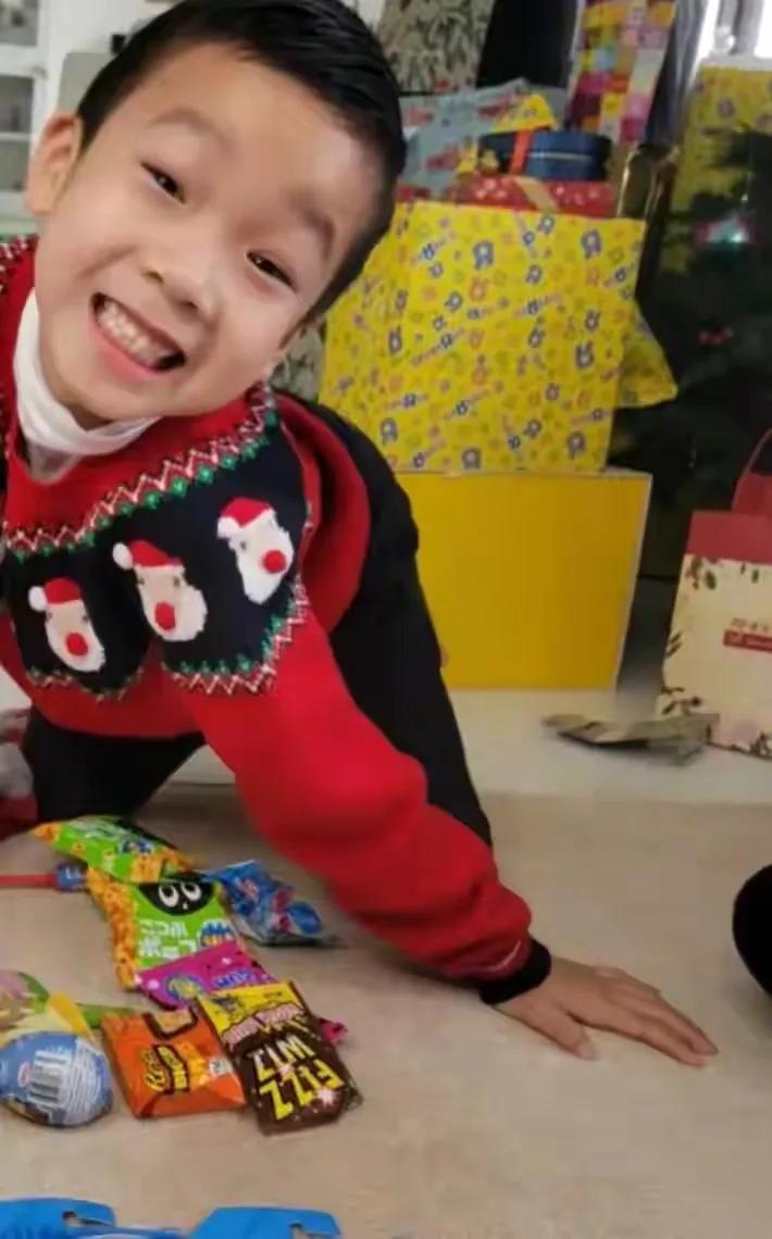 陈茵媺独自带三孩去乐园，老公陈豪太忙，能陪一天就是最好的礼物