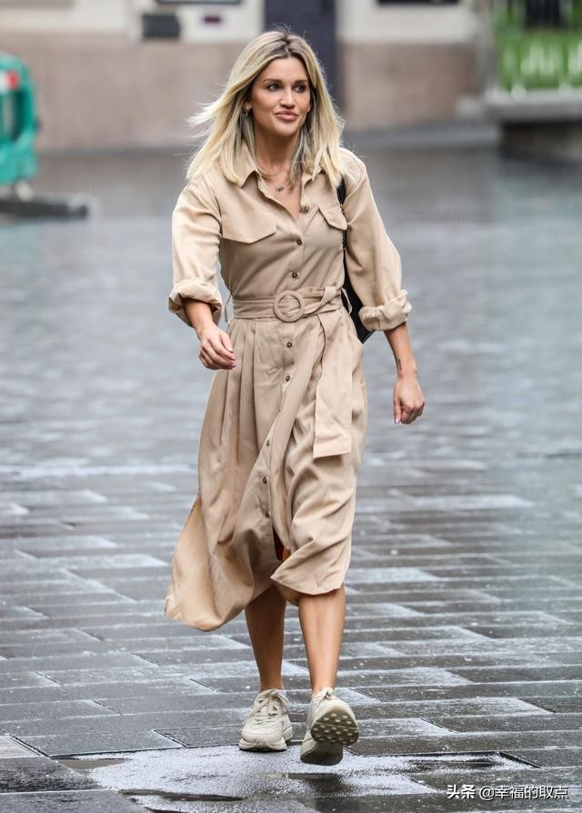 女星阿什丽·罗伯茨现身伦敦街头，她的笑容优雅迷人