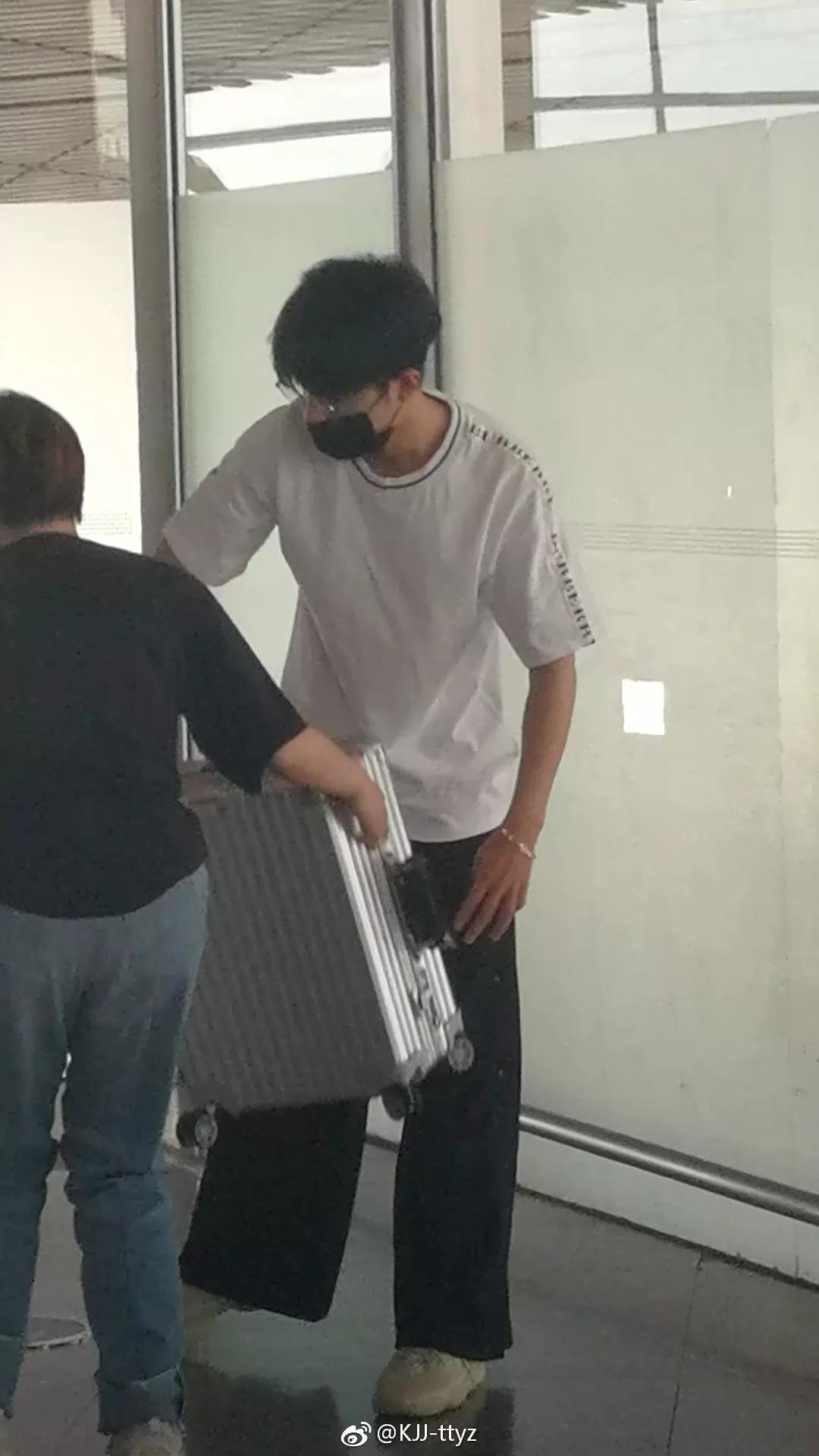 考古肖战:2018年9月—12月机场时间线汇总,今天请叫我收图狂魔