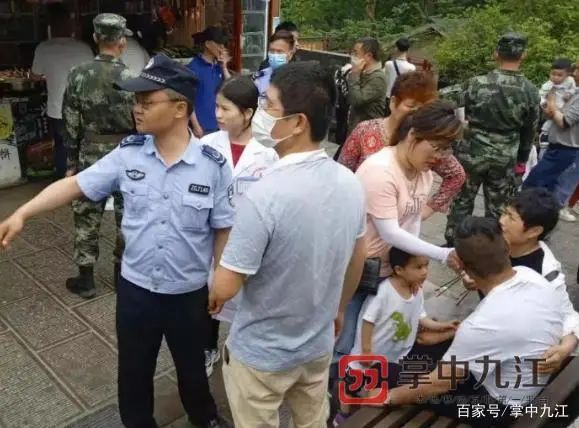 吃碗面的功夫，连救两人！网友：加班顺便吃面……
