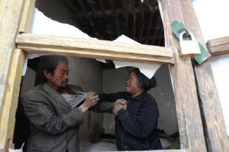 湖南小伙大二退学创业，22岁成千万富翁，23岁为她在海南卖水果