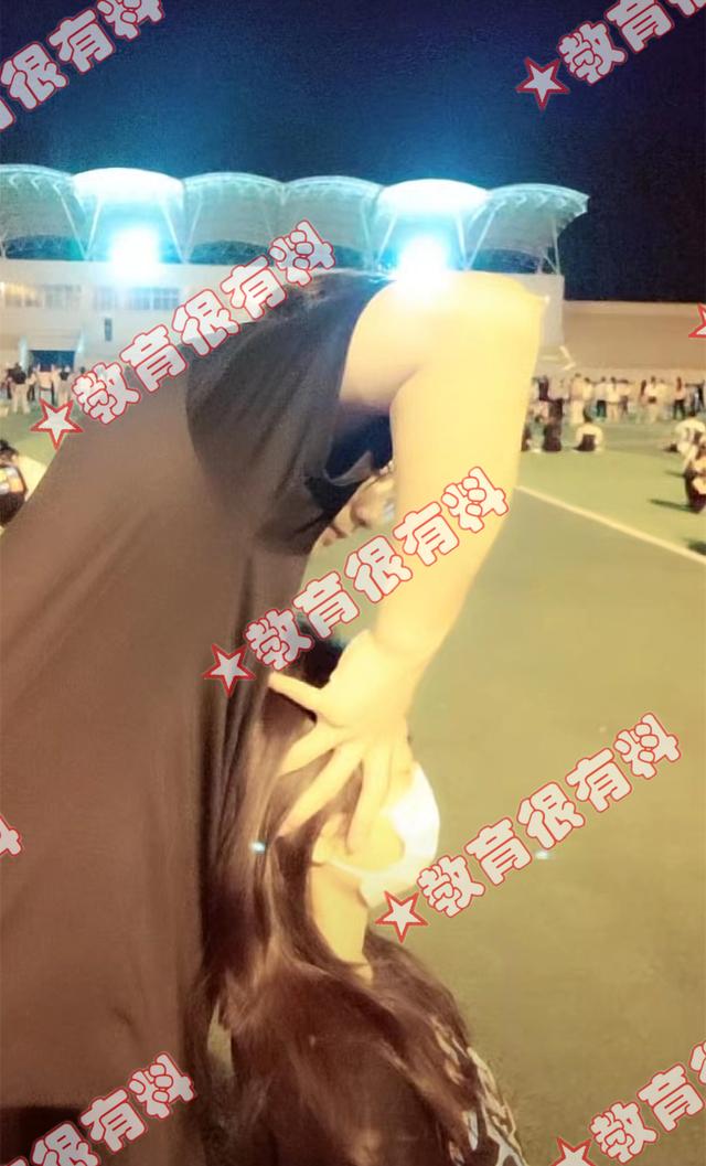 男大学生操场摆摊按摩，大量女学生慕名而来，网友：我可以免费