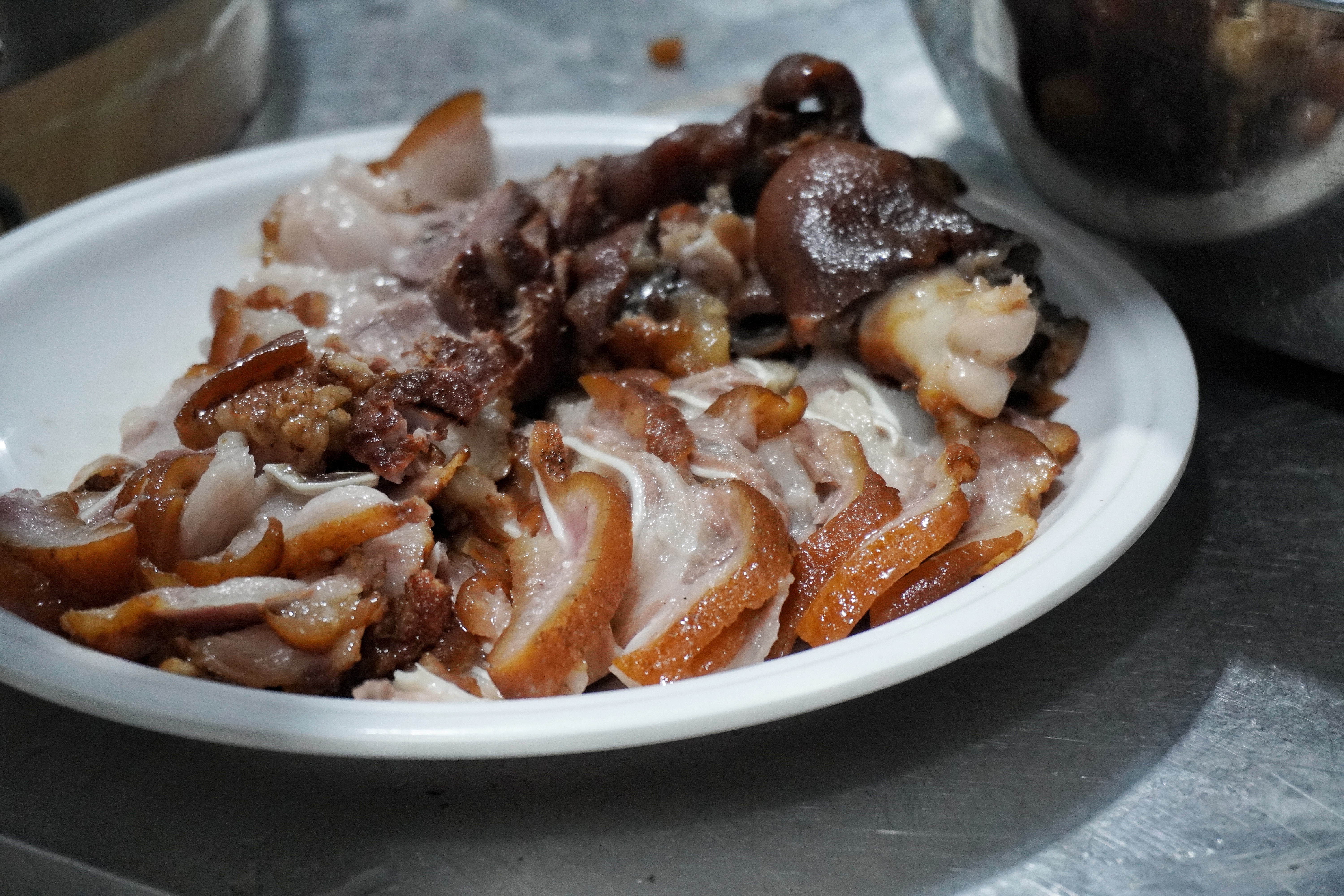 有40年经验的昆明乡村大厨，还原老昆明传统年味猪八碗，道道经典