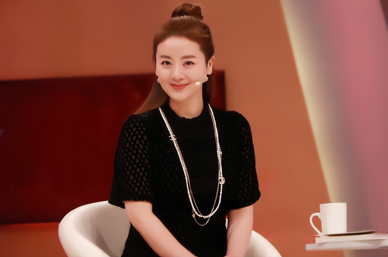 2010年,经超出演《漂亮主妇》时与小李琳相识,彼时的他,对小李琳一见