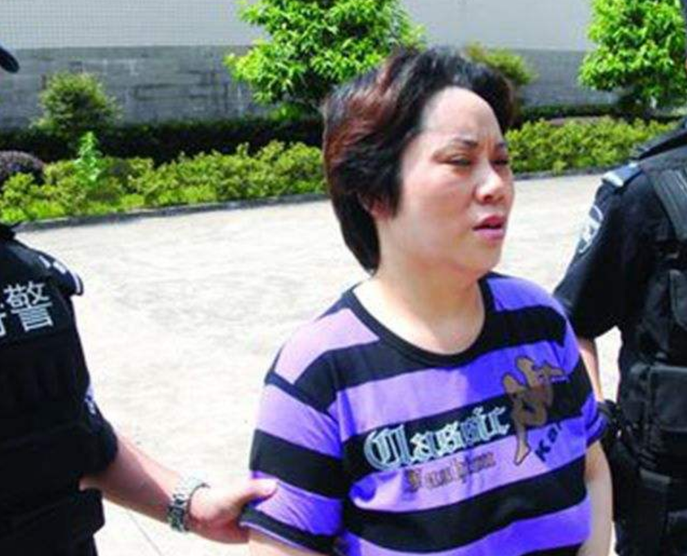 2009年，“重庆谢姐”被判18年罚金102万，曾包养16名小鲜肉玩乐