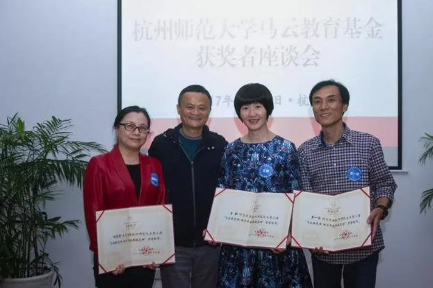 “马云雕像”走红，只因出现在杭师大的废物堆中，拍摄者给出解释