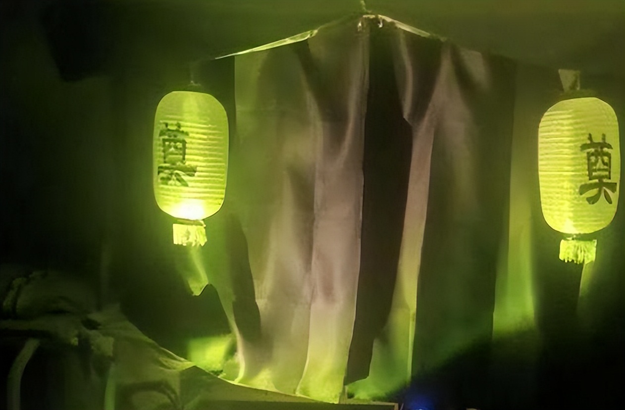 大学生宿舍装修风格走红，不接地气接“地府”，老师看后一身冷汗