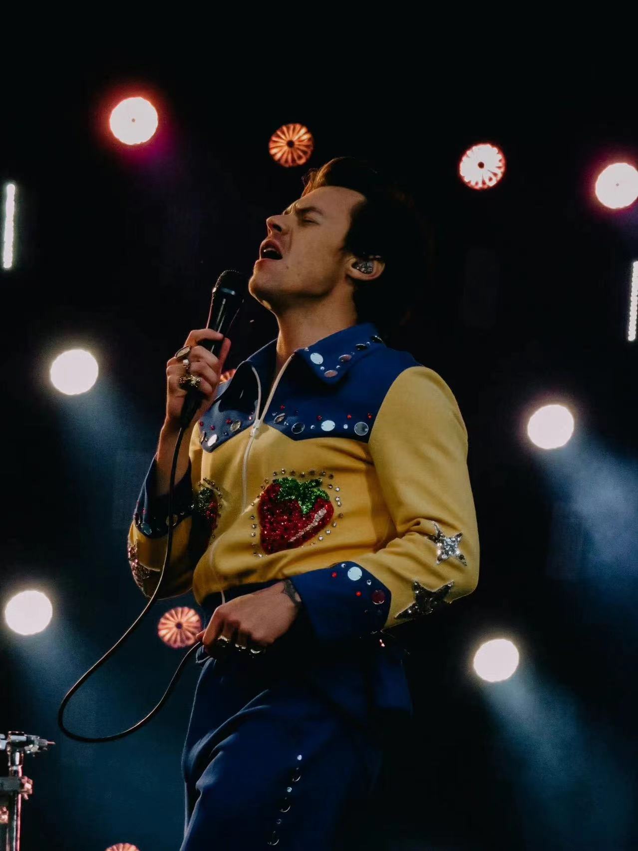 著名歌手“哈卷”台上演出，歌迷意外从三楼坠落，奇迹般只是轻伤