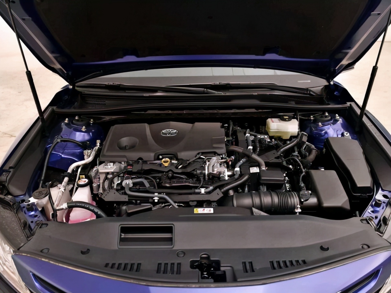 开完日产天籁，再试驾丰田凯美瑞，车主：深入对比一下就知道差距