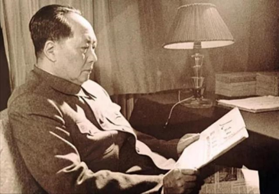 34岁的他，在参加开国大典时站在伟人身边，后来担任44年副国级