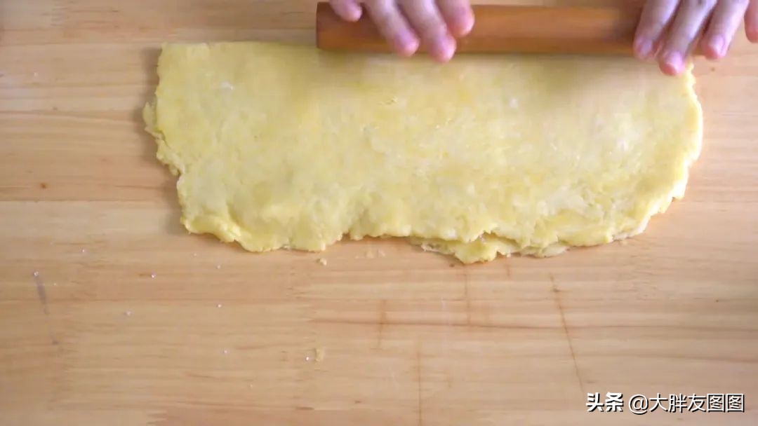 你吃过蛋糕饼吗？外脆里软的粗点心，看着就馋了