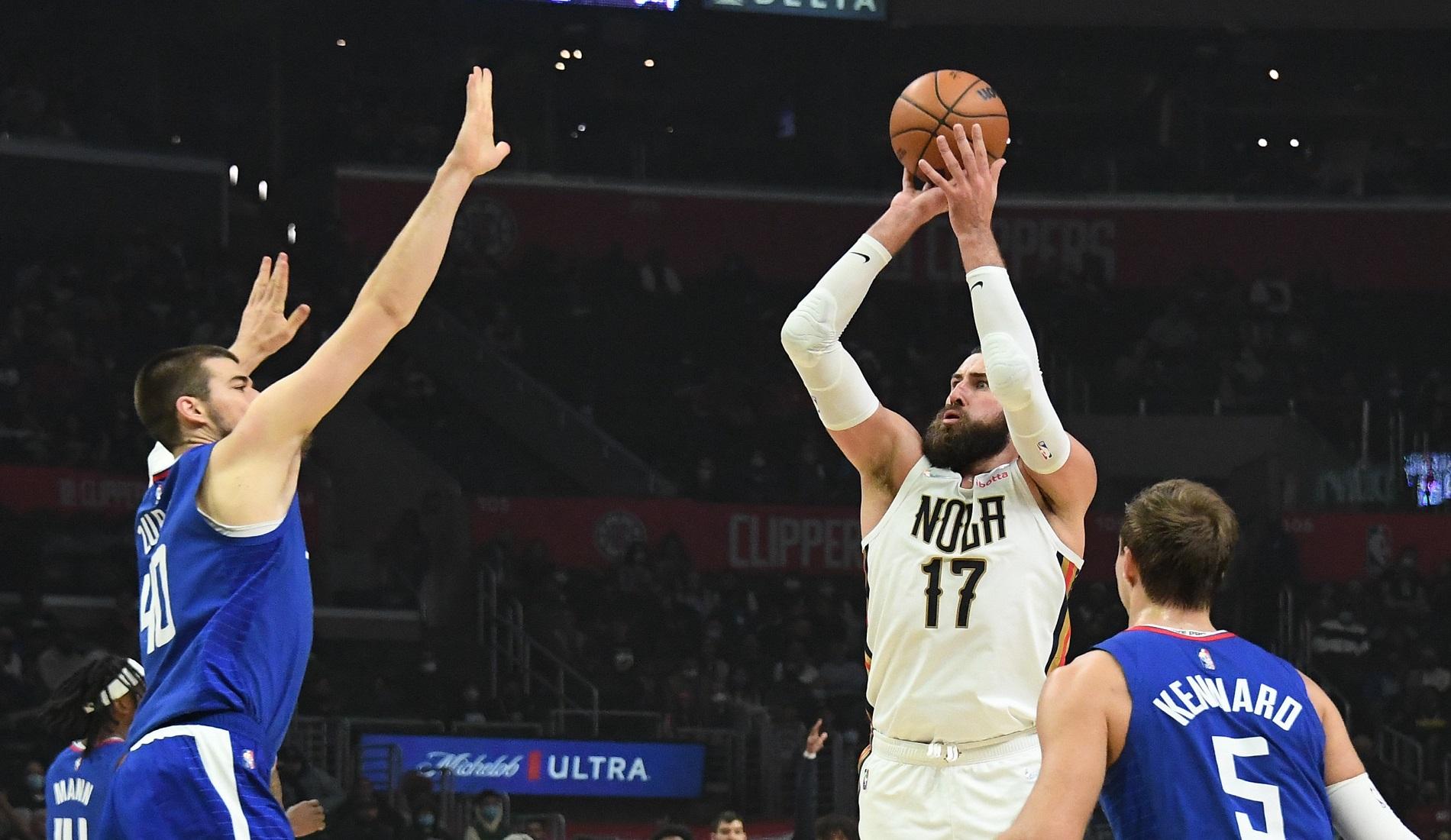 nba中锋为什么比后卫准(三分能练出来吗？3大中锋成射手，球哥甩狙加倍镜，比库里还准)