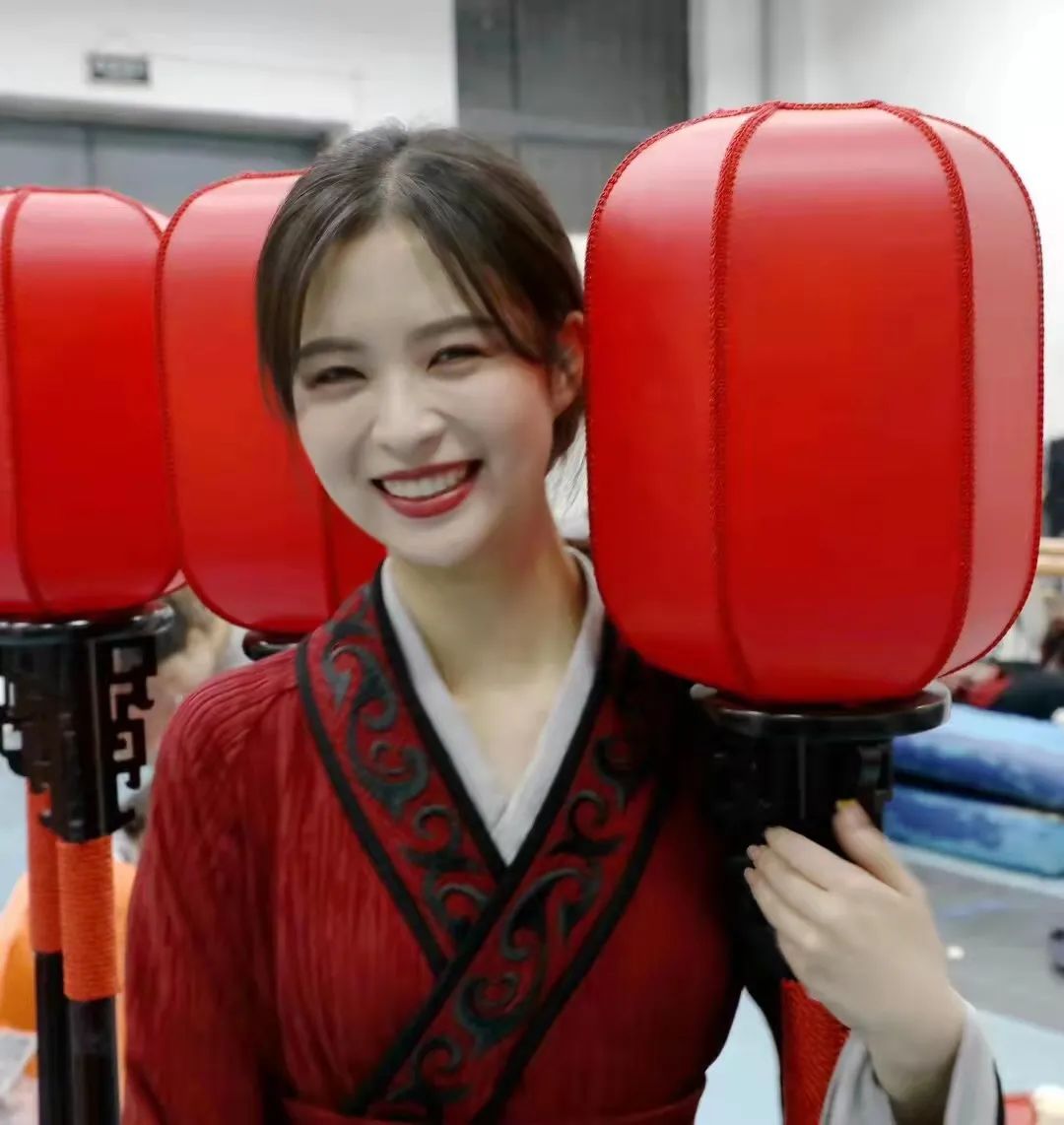 青岛大学超美校花学姐，凭借一首歌走红，梦想是成为一名老师