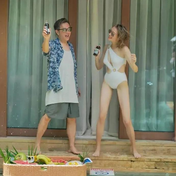 蒋丽莎与陈结婚11周年时拍照留念，并身着泳衣展现出良好的身材