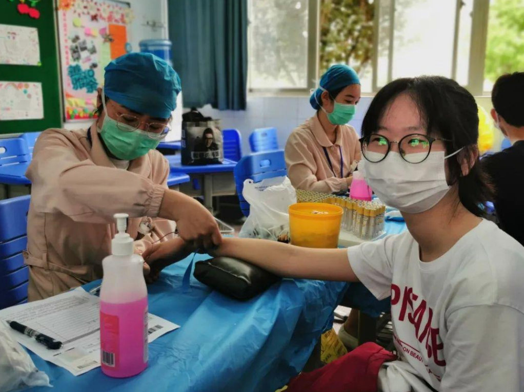 高考体检时的“名场面”，个别学生“脱光光”，还有的吓成表情包