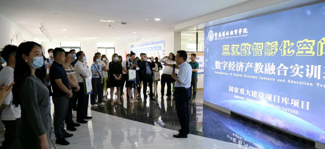 华亚家私总裁肖力力被聘为重庆对外经贸学院“创新创业导师”