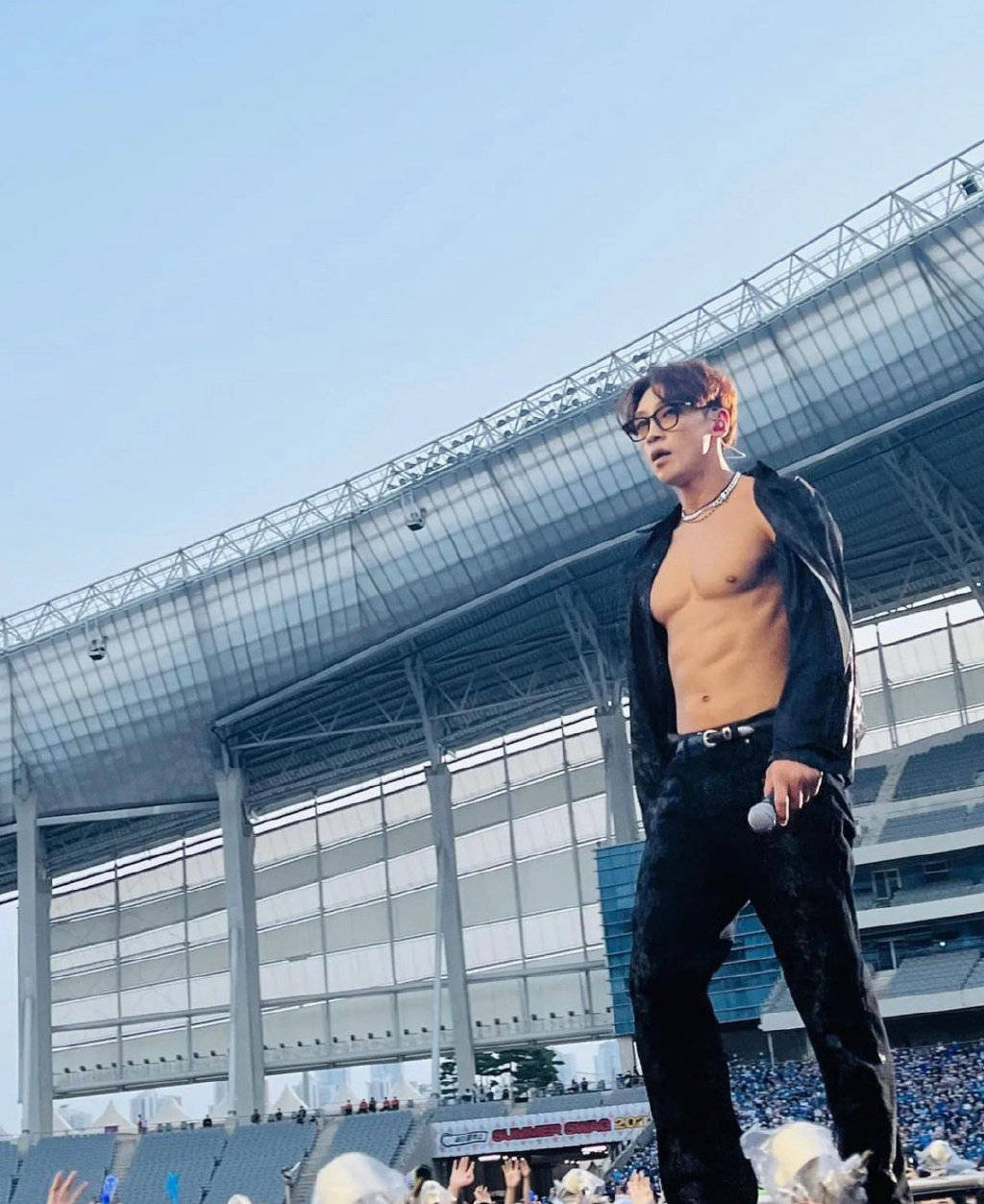 40岁Rain身材堪称完美，肌肉紧实腹肌明显气场十足