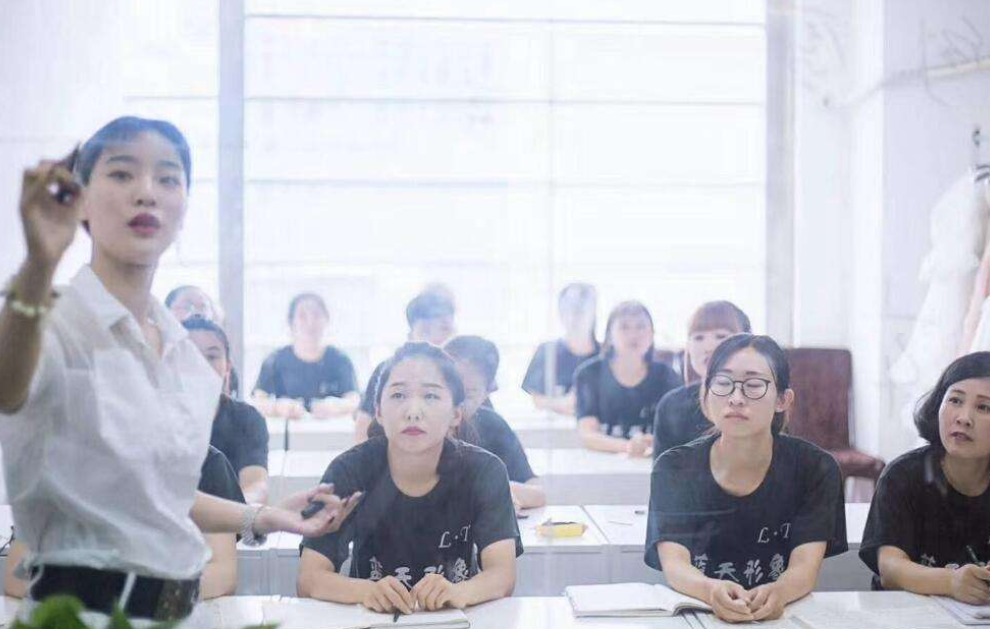 教师招聘门槛提高，学历标准严格明确，有些学生毕业即失业