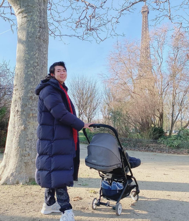 郎朗夫妇带1岁儿子出游！男方头发油腻不修边幅，娇妻身材太火辣